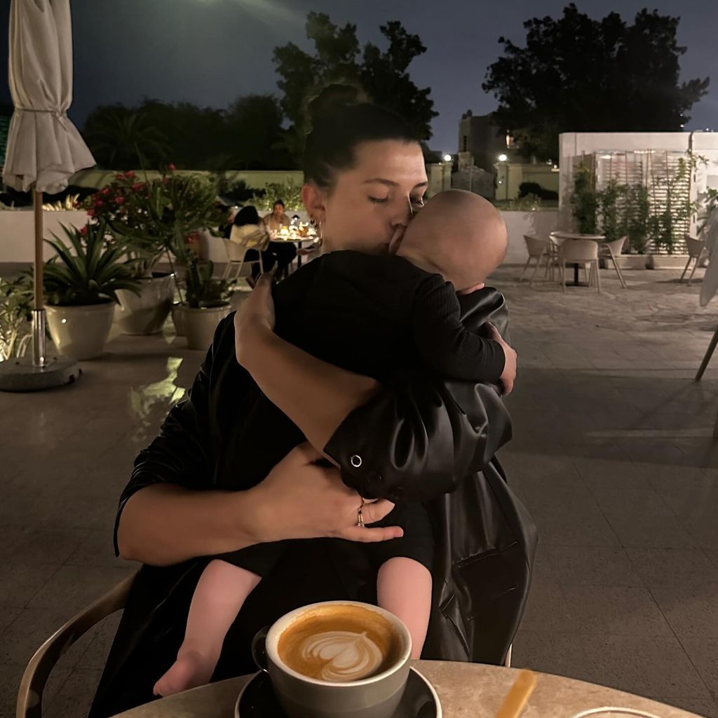 Die ehemalige GNTM-Kandidatin Fata Hasanović mit ihrem Sohn Malik, April 2024