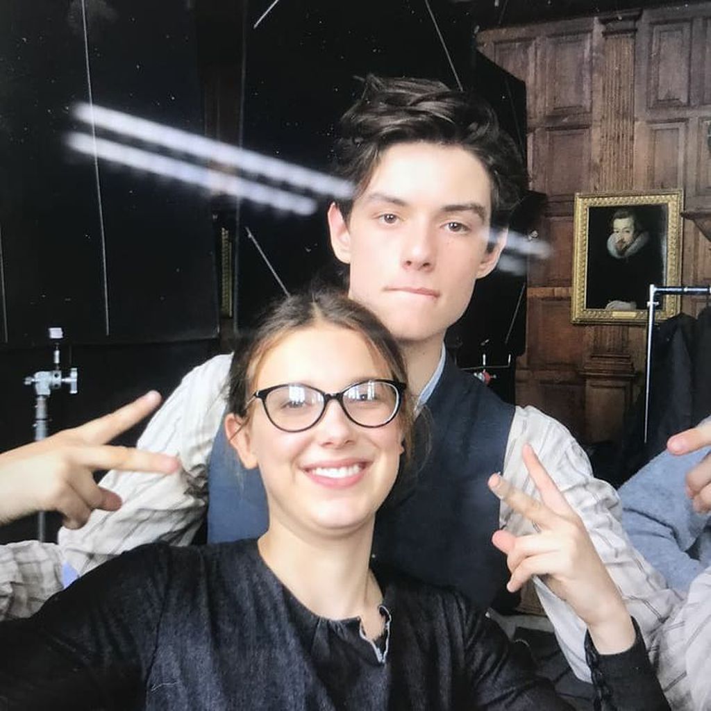 Die "Enola Holmes"-Stars Millie Bobby Brown und Louis Partridge