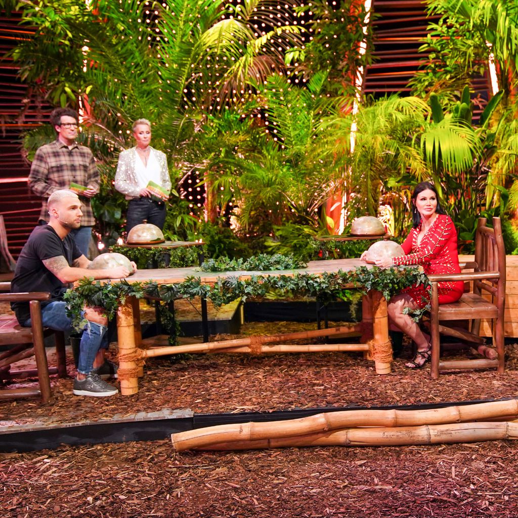 Filip Pavlovic, Daniel Hartwich, Sonja Zietlow, Djamila Rowe und Dr. Bob in der Dschungelshow