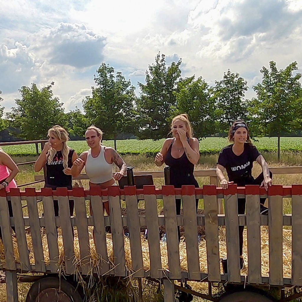 Die Frauen im "Sommerhaus der Stars" beim Spiel "Tierisch blind"