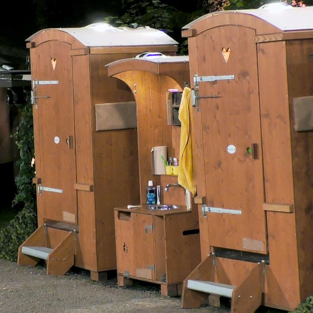 Die Frauen-Toiletten bei "#CoupleChallenge", Folge 8