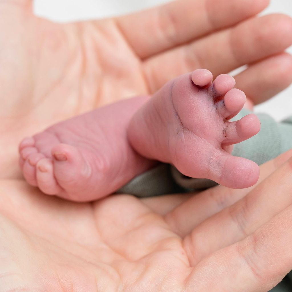 Die Füße von Hazel Bruggers Baby im Februar 2024