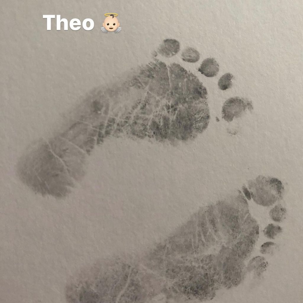 Die Fußabdrücke von Amanda Holdens Sohn Theo