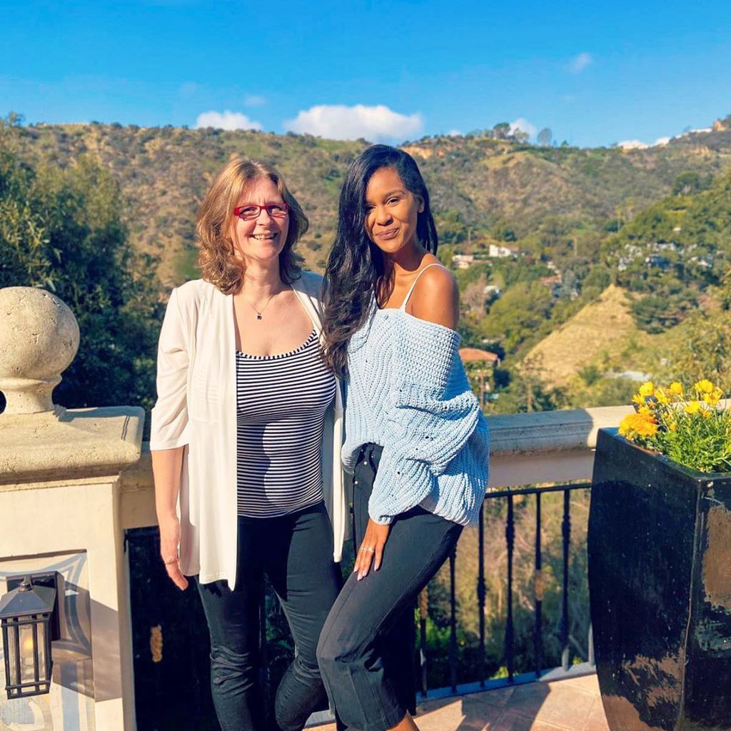 Die "Germany's next Topmodel"-Kandidatin Lijana mit ihrer Schwester im Mai 2020