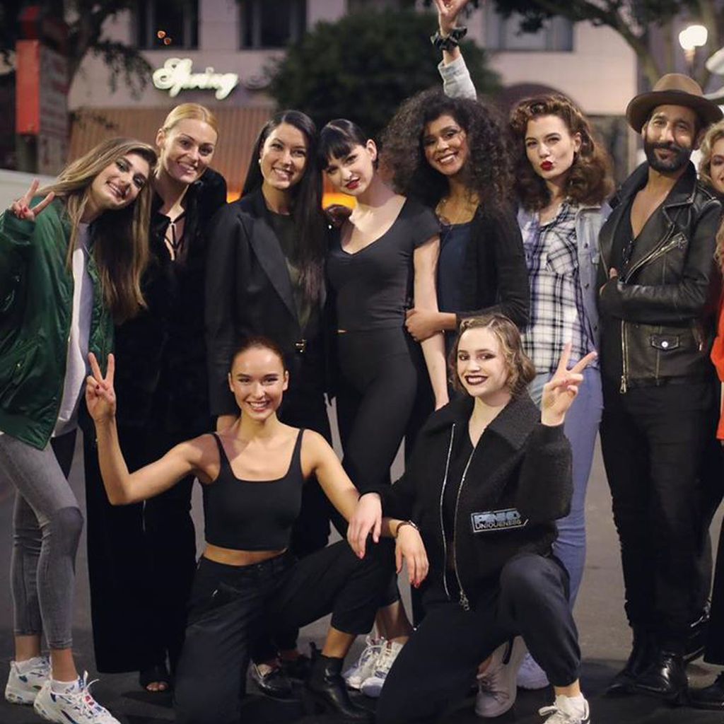 Die GNTM-Girls 2020 mit Rebecca Mir und Massimo Sinató