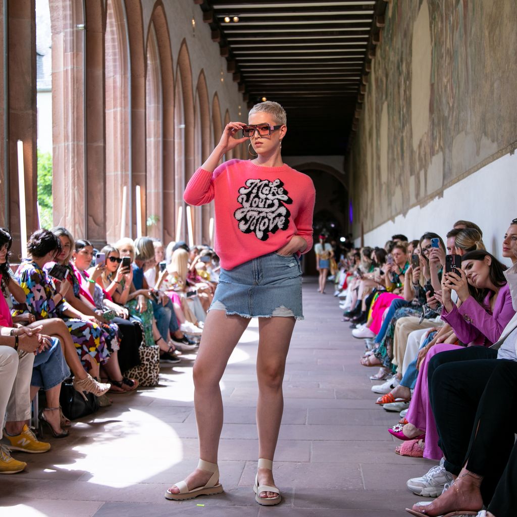 Die GNTM-Siegerin Lou-Anne bei der Fashion-Show von Konstanze Maager, Juni 2022