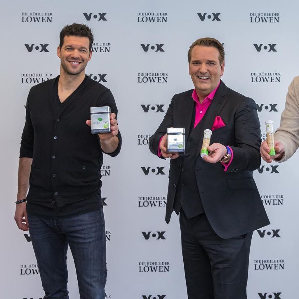 Michael Ballack (Mitte links) und die Gründer von Lucky Plant mit Ralf Dümmel (Mitte rechts)