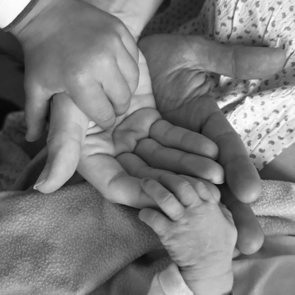 Die Hände von Angelique Kerber, ihrem Partner und ihren beiden Kindern, Juni 2025