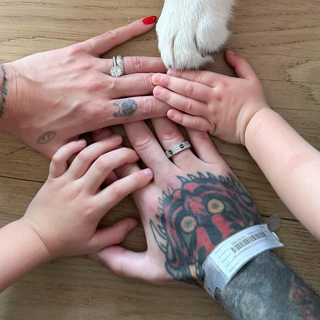 Die Hände von Chiara Ferragni, ihrem Mann Fedez und den zwei Kindern