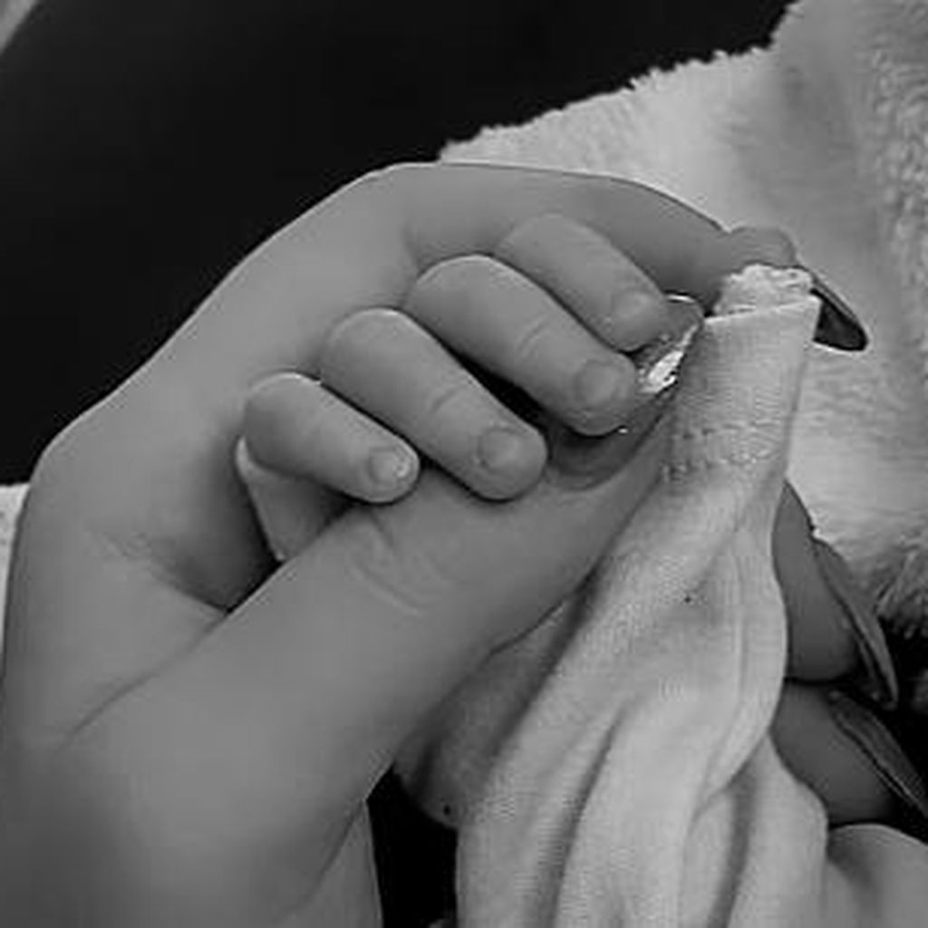 Die Hände von Loredana Wollny und ihrem Baby, 2023