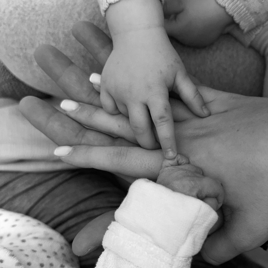 Die Hände von Valdrina und Valdet Haziri sowie ihren Kindern