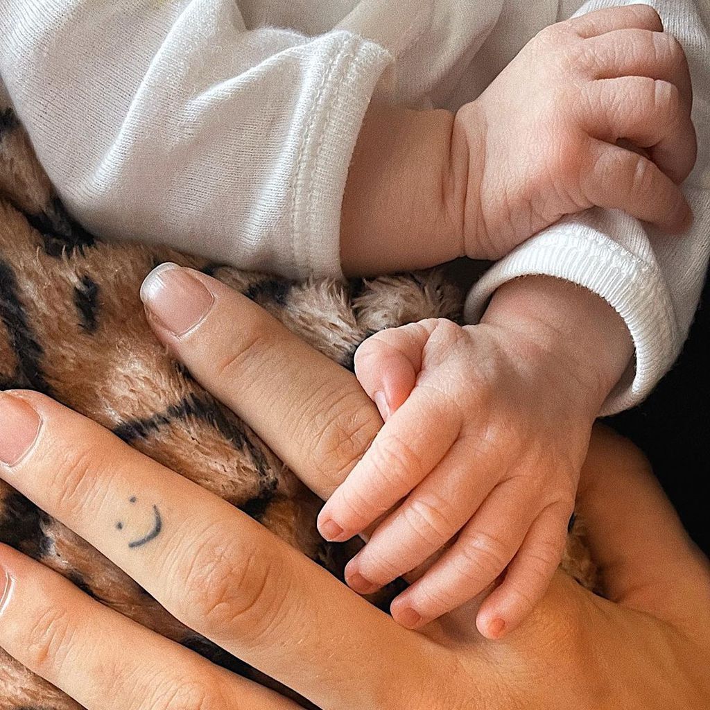 Die Hand von Clara Berry und KJ Apas Kind