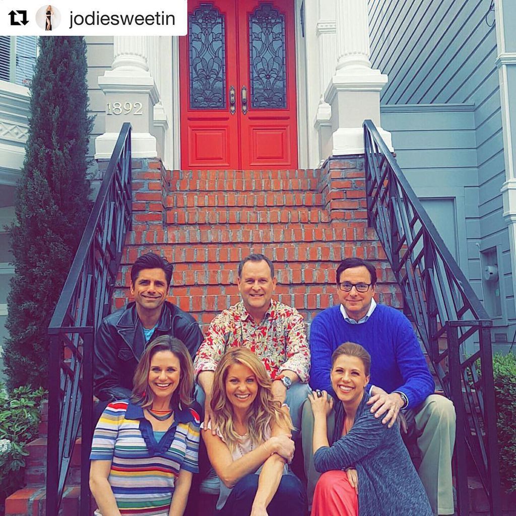 Die Hauptdarsteller von "Full House" vor dem Serienhaus in San Francisco im Dezember 2017