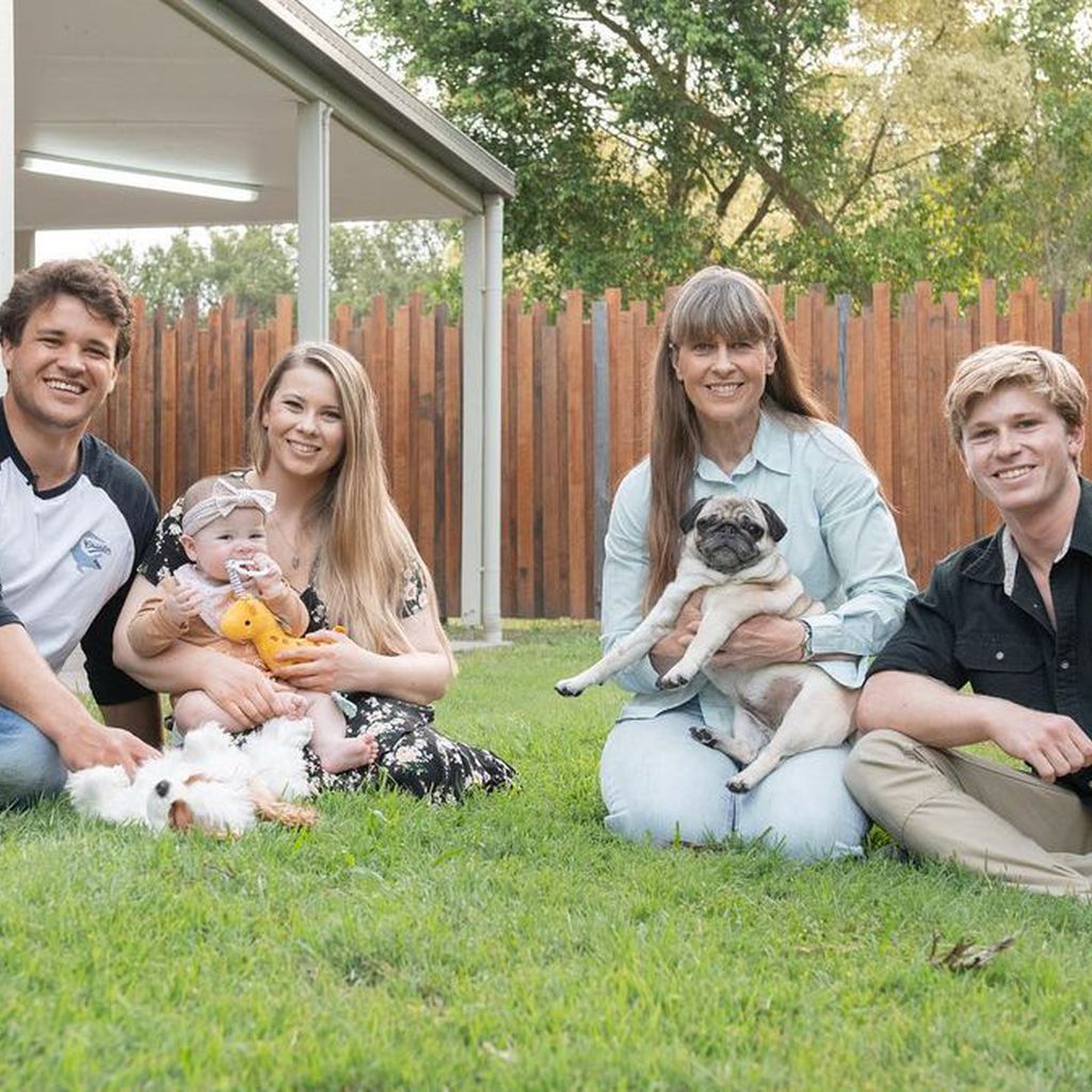 Chandler Powell, Bindi Irwin, ihre Tochter Grace, ihre Mutter und ihr Bruder Robert im Oktober 2021