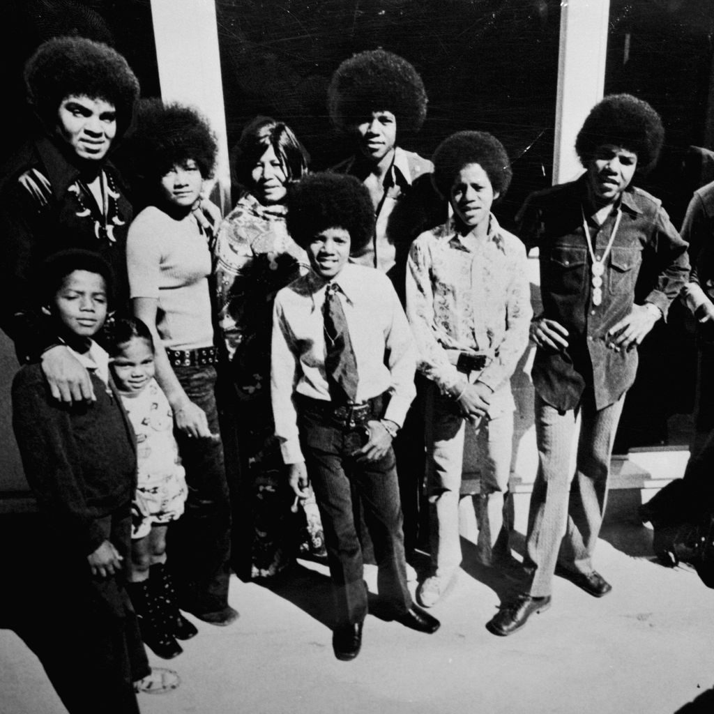 Vorn Randy (9), Janet (5), Michael (13), Marlon (14), Tito (18) und Jackie, hinten Vater Joe, LaToya (16), Mutter Katherine und Jermaine Jackson (17).