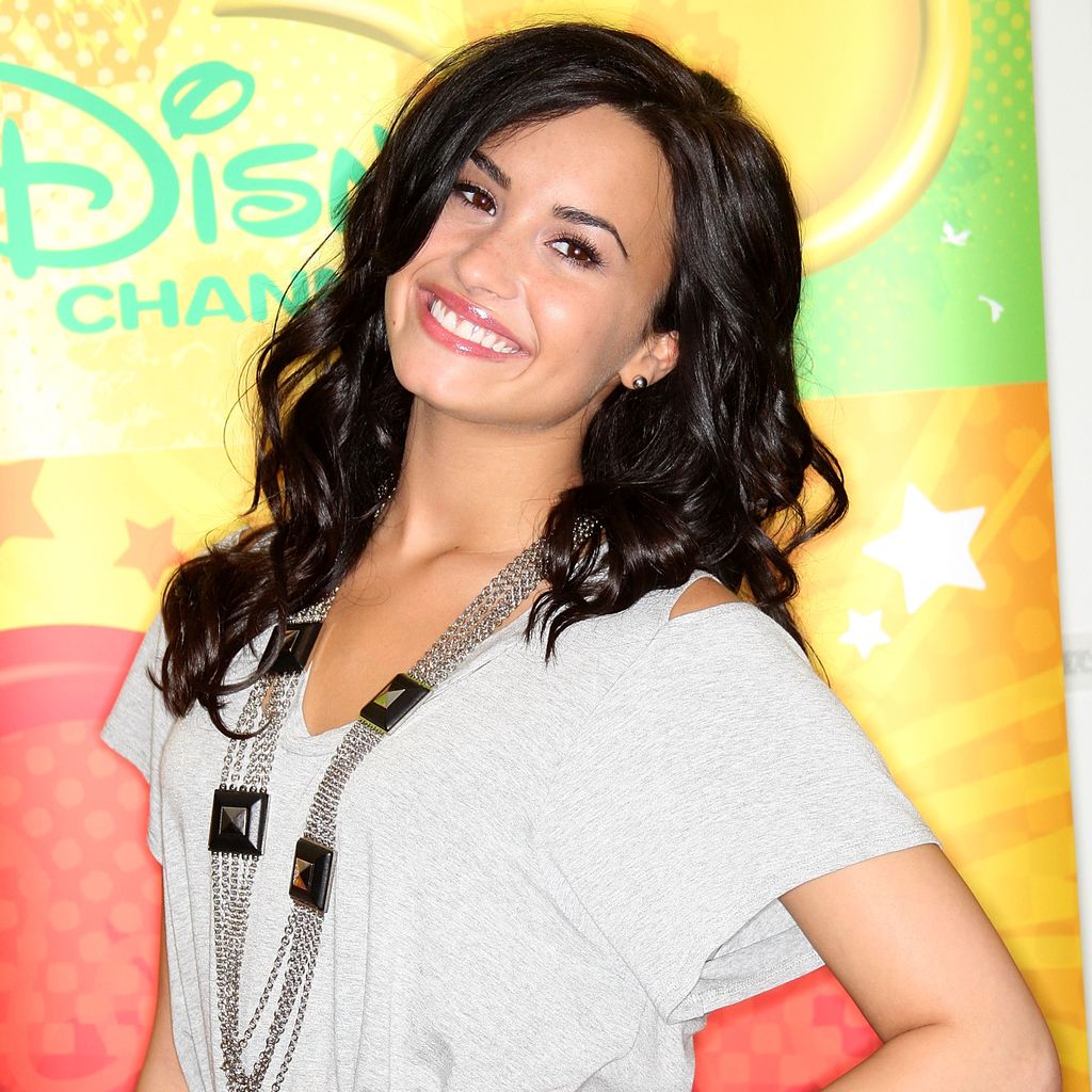 Demi Lovato im Jahr 2010 bei der Sommer-Pressekonferenz von Disney und ABC Television