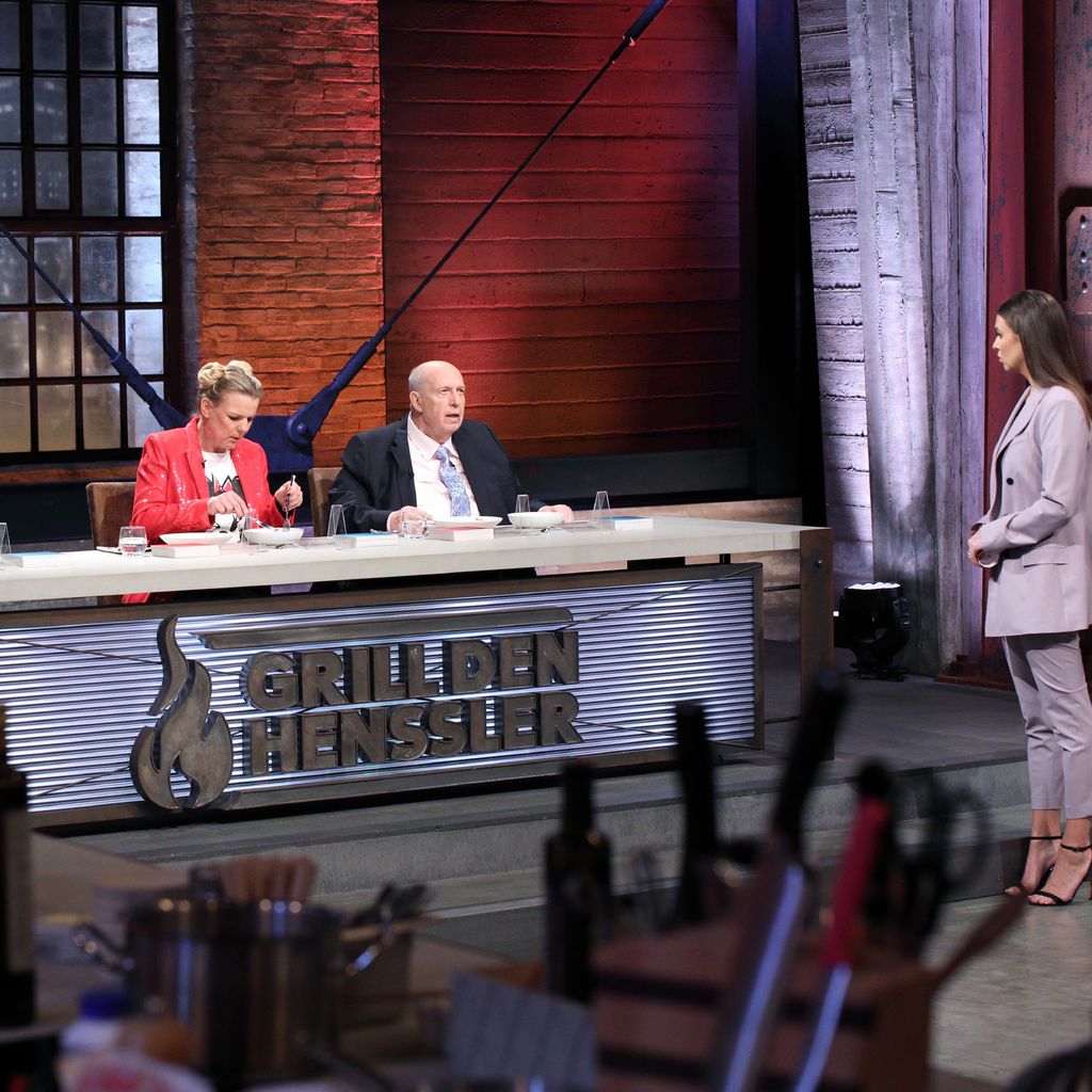 Die Jury von "Grill den Henssler" mit Laura Wontorra