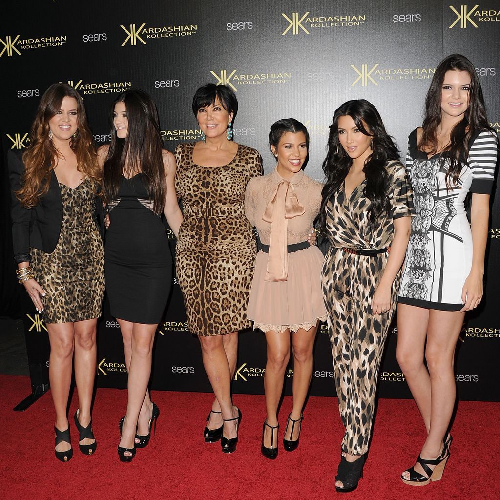 Kris Jenner mit ihren Töchtern Khloé, Kylie, Kourtney, Kim und Kendall, 2011