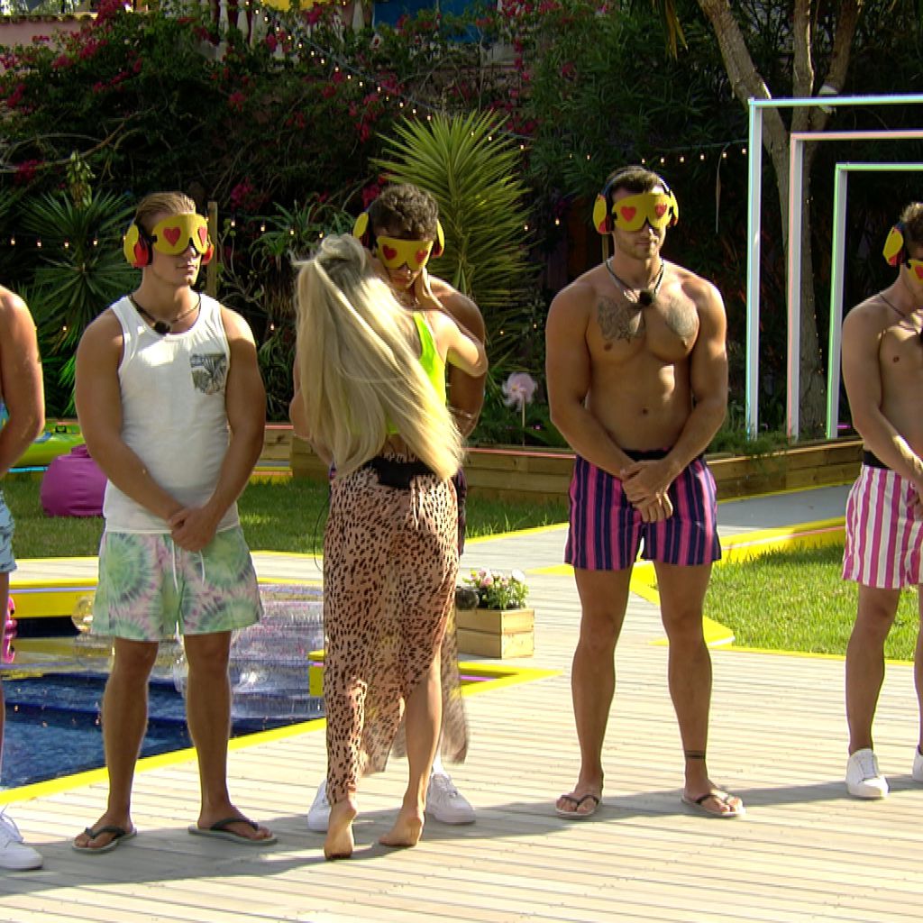 Die "Love Island"-Kandidaten bei der Kuss-Challenge