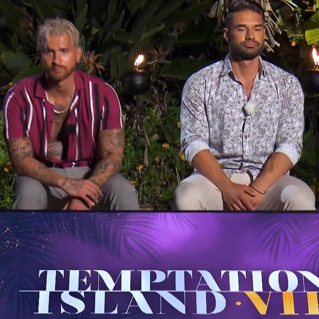 Die Männer beim ersten Lagerfeuer bei "Temptation Island V.I.P."