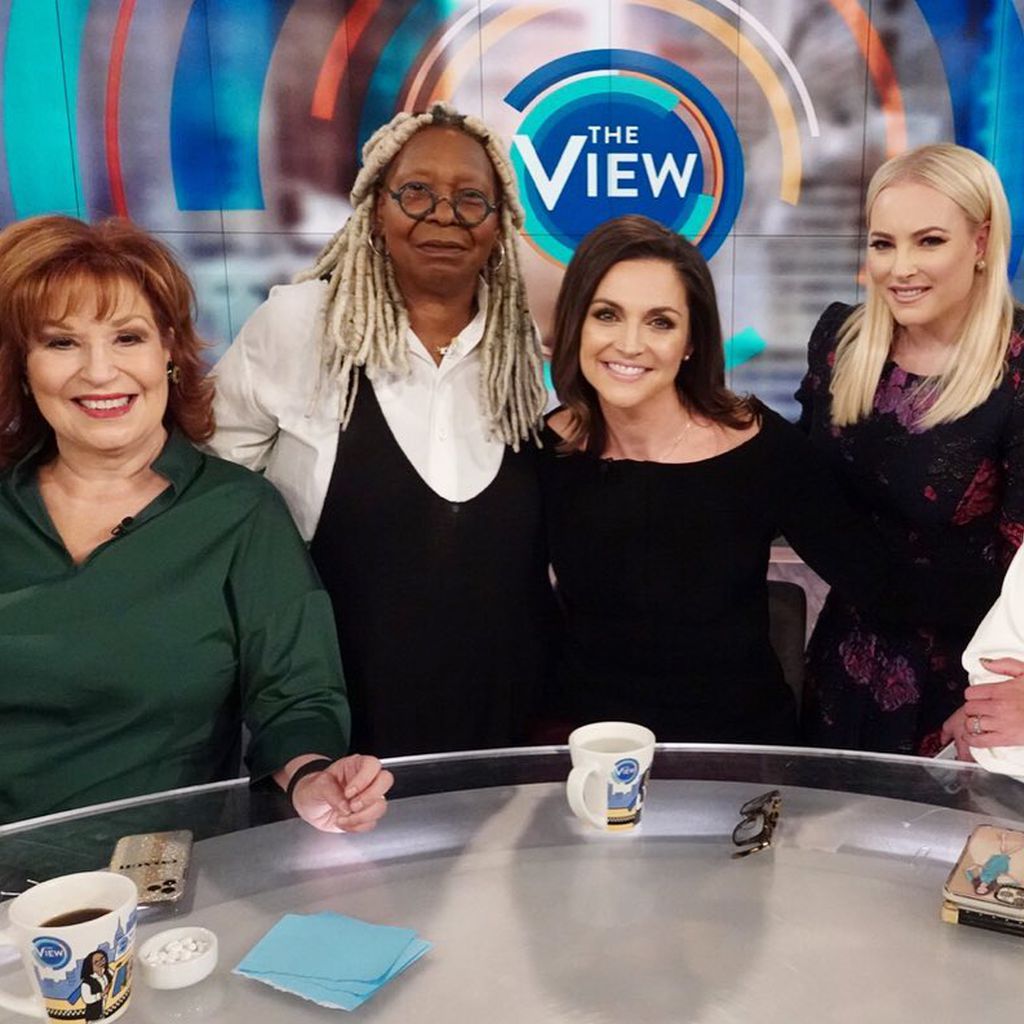 Die Moderatorinnen der amerikanischen Talkshow "The View" mit Gast Paula Faris: Joy Behar, Whoopi Go