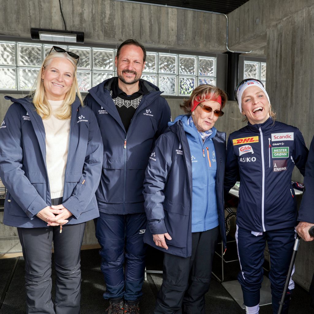 Norwegische Königsfamilie mit der norwegischen Skiierin Therese Johaug, März 2025