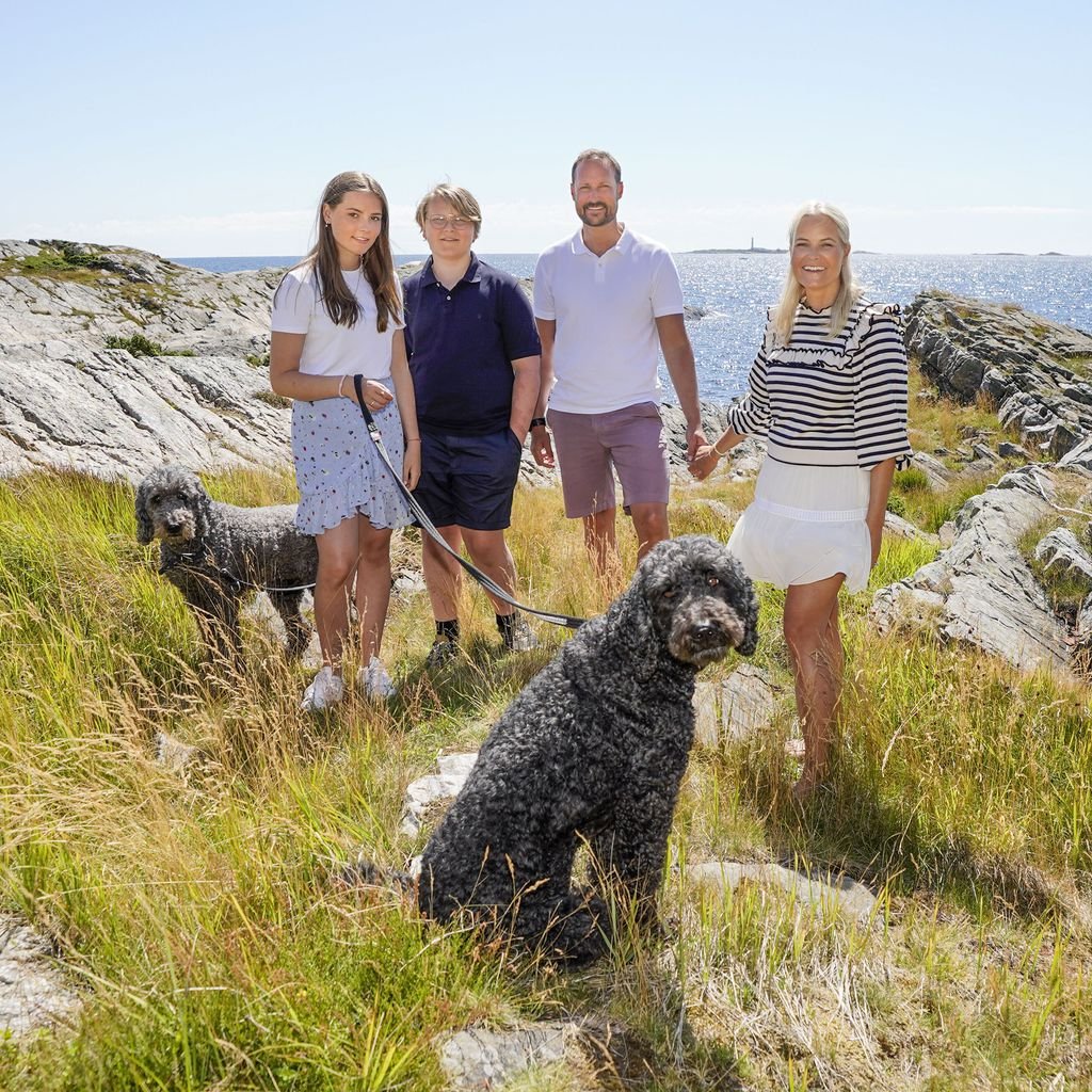 Ingrid Alexandra, Sverre Magnus, Haakon, Mette-Marit und ihre Hunde Milly und Muffins