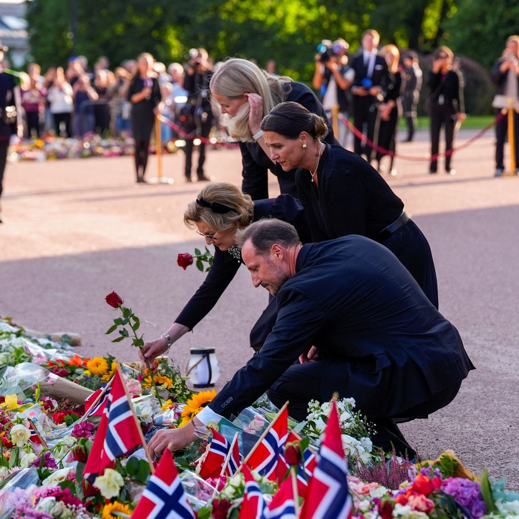 König Haakon VIII., Prinzessin Märtha Louise, Königin Sonja und Königin Mette-Marit gedenken König Harald V. am Schlossplatz in Oslo