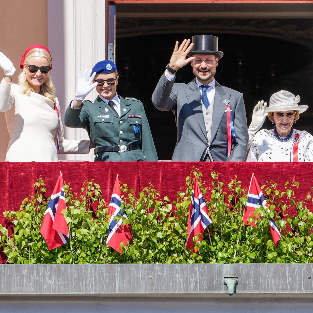 Kronprinzessin Mette-Marit, Prinzessin Ingrid Alexandra, Kronprinz Haakon, die Königin und der König