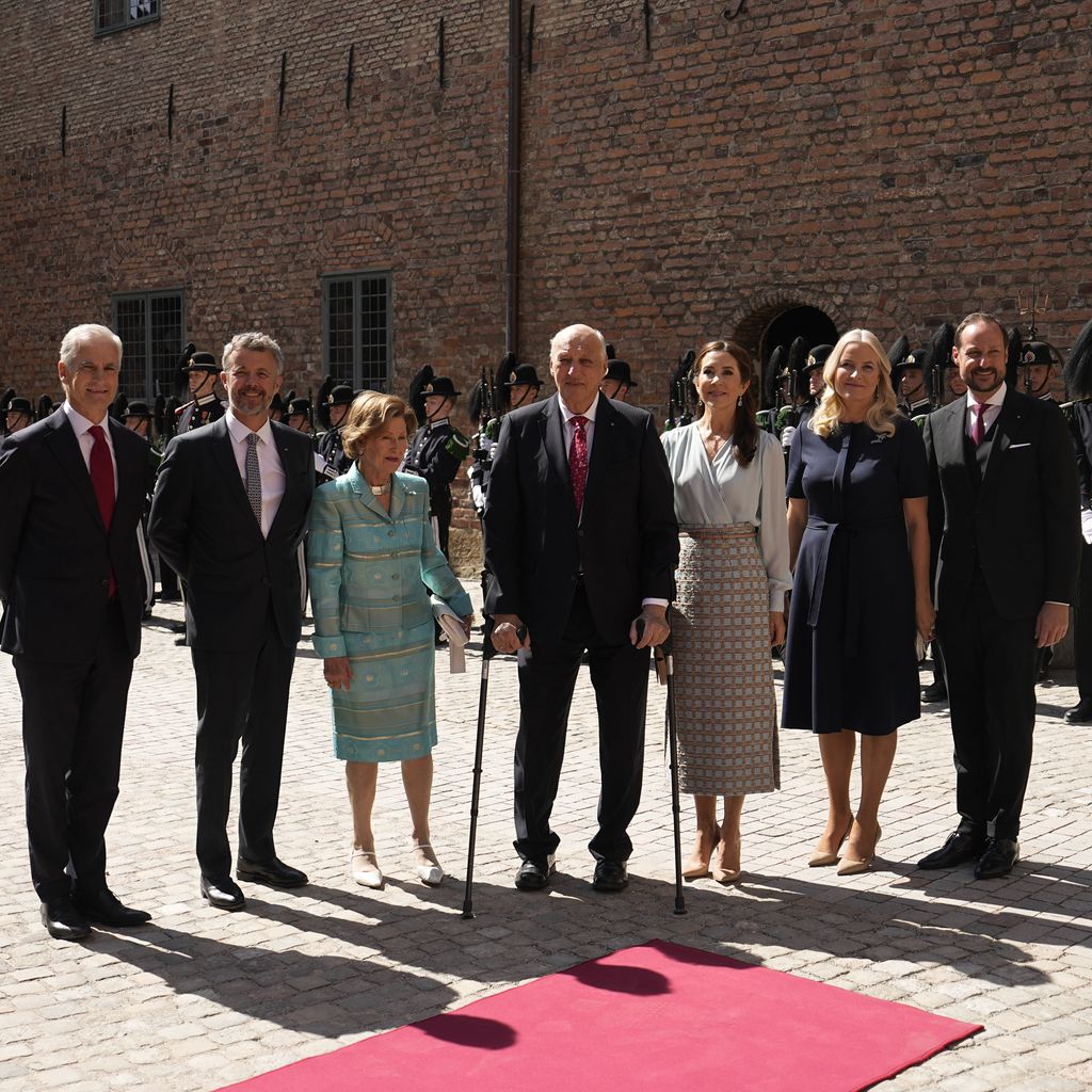 Kronprinzessin Mette-Marit und Kronprinz Haakon mit den norwegischen und dänischen Königspaaren