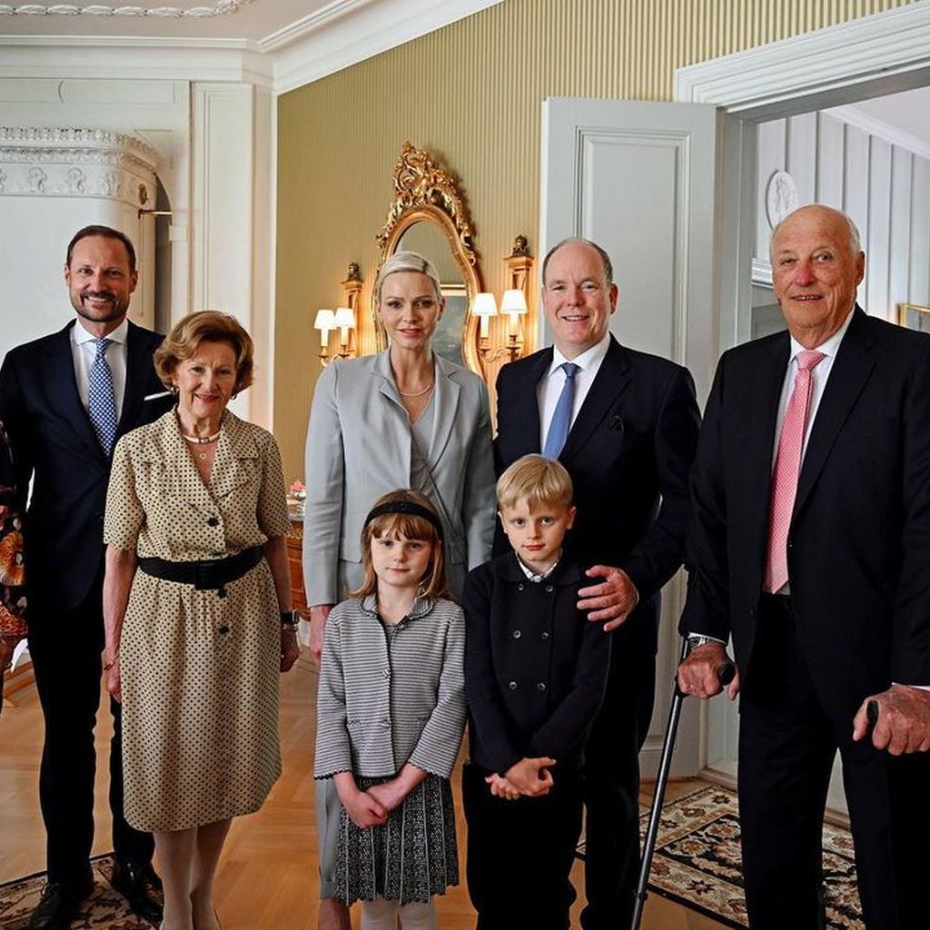Die norwegischen und die monegassischen Royals im Juni 2022