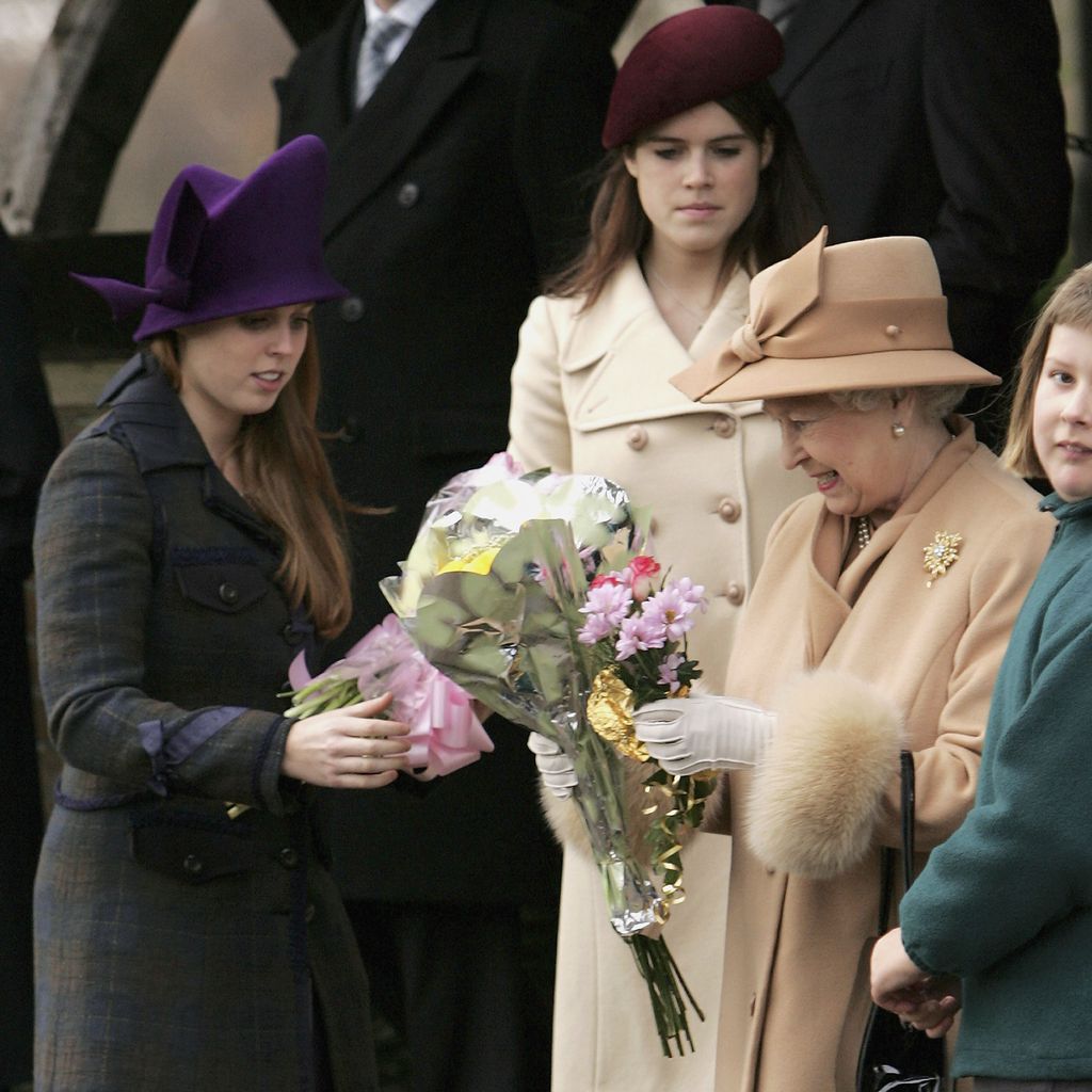 Die Prinzessinnen Beatrice und Eugenie mit Queen Elizabeth II. im Jahr 2005