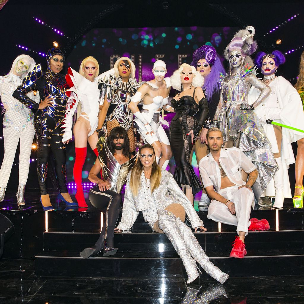 Die "Queen of Drags"-Kandidaten mit der Jury nach Folge zwei