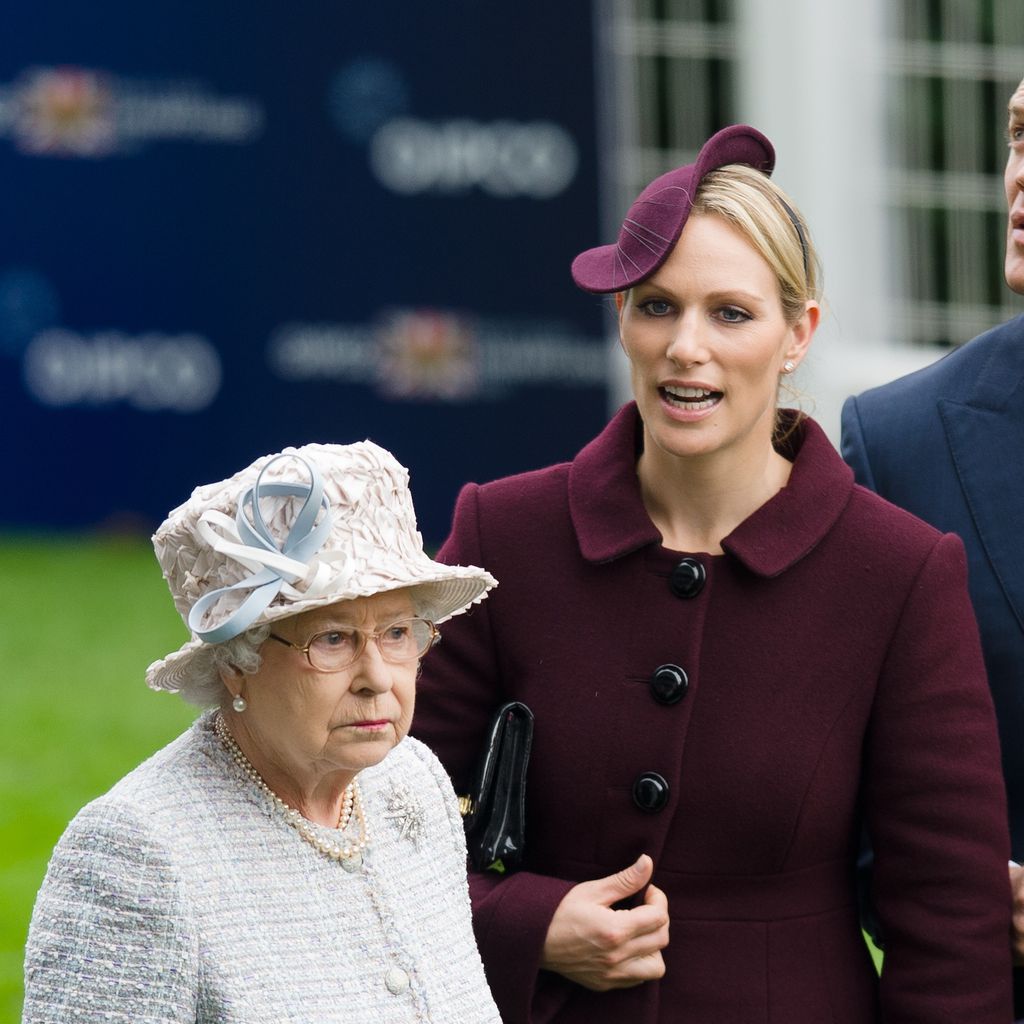 Die Queen und ihre Enkelin Zara mit ihrem Mann