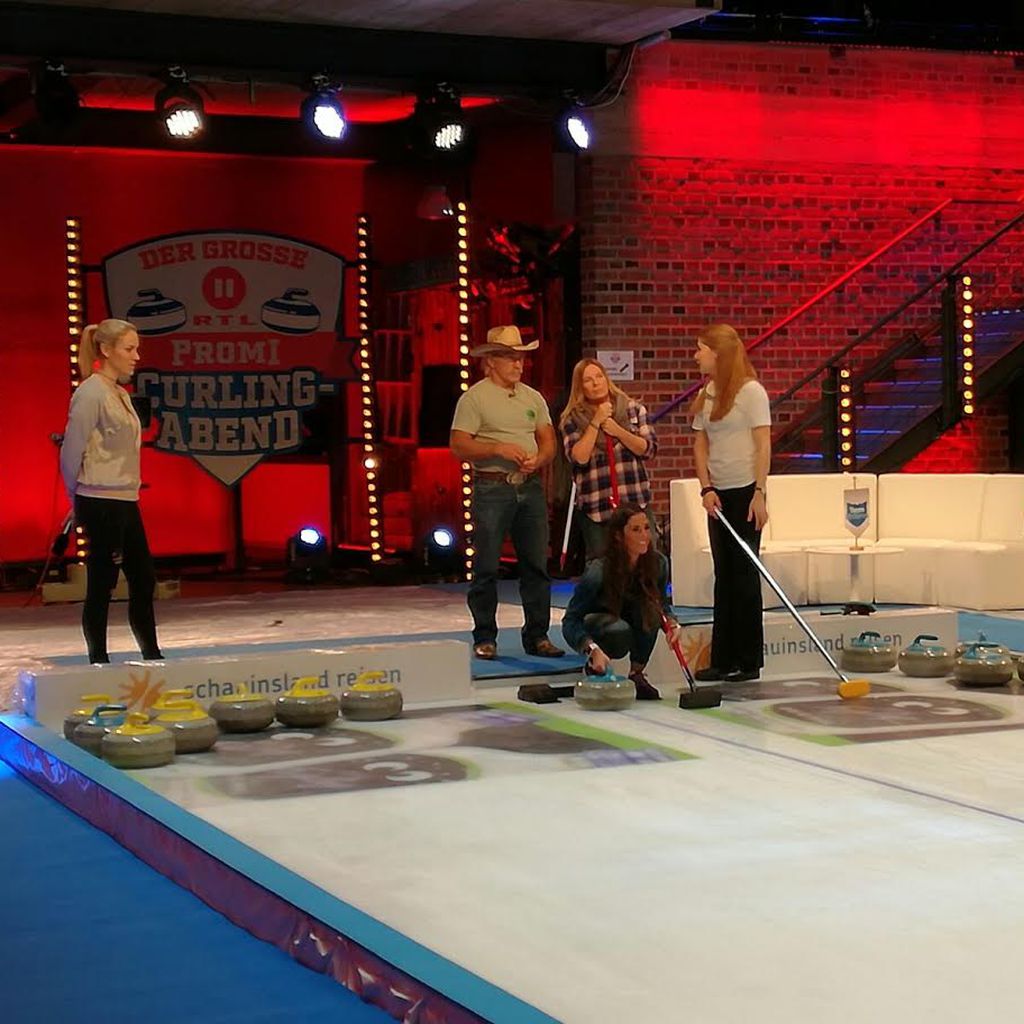 Sarah Lombardi, Konny Reimann und Manu Reimann beim Curling-Training