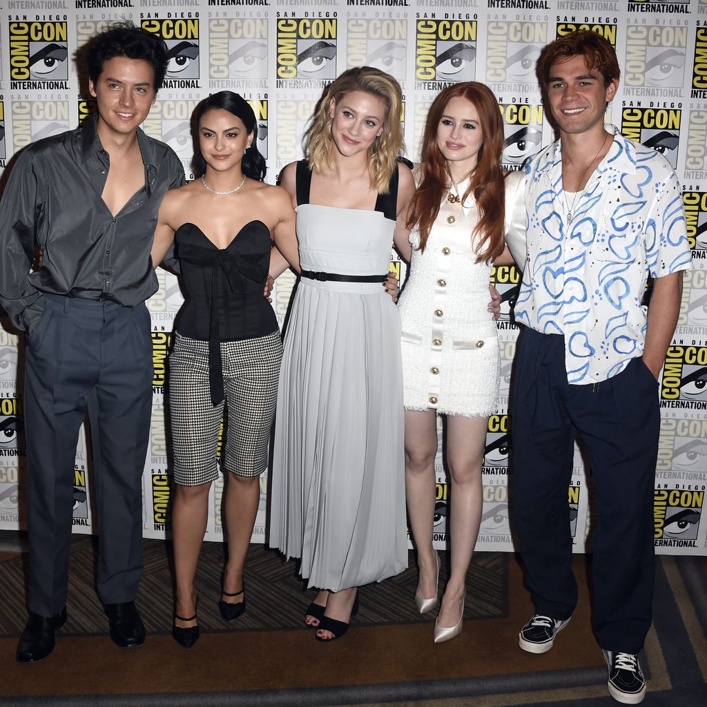 Die "Riverdale"-Hauptdarsteller Cole Sprouse, Camila Mendes, Lili Reinhart, Madelaine Petsch und KJ