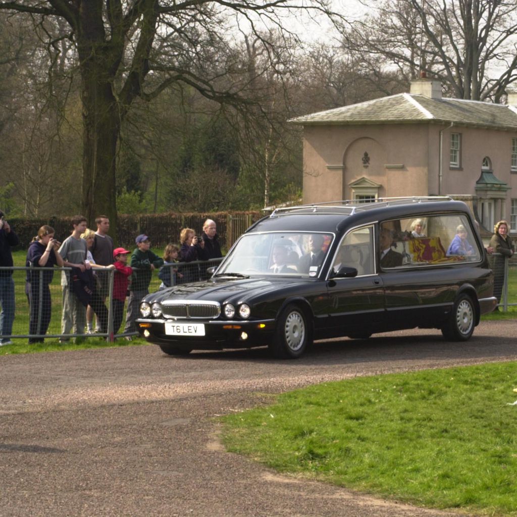 Die Royal Chapel of All Saints im Rahmen der Beerdigung von Queen Mum im Jahr 2002
