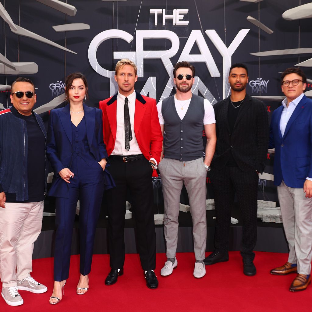 Die Russo-Brüder (links und rechts) mit dem "The Gray Man"-Cast