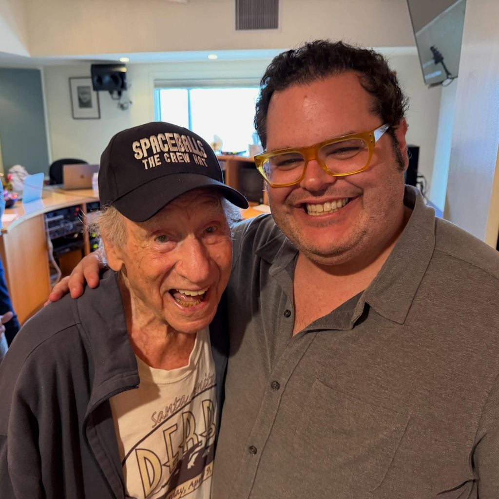 Mel Brooks und Josh Gad arbeiten gemeinsam an "Spaceballs: The New One", die lang ersehnte Fortsetzung des Kultklassikers "Spaceballs" von 1987.