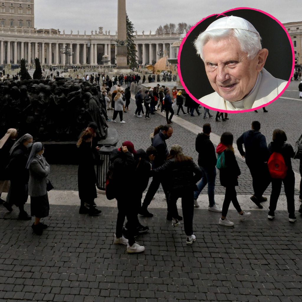 Die Schlange für Papst Benedikt XVI. vor dem Petersdom