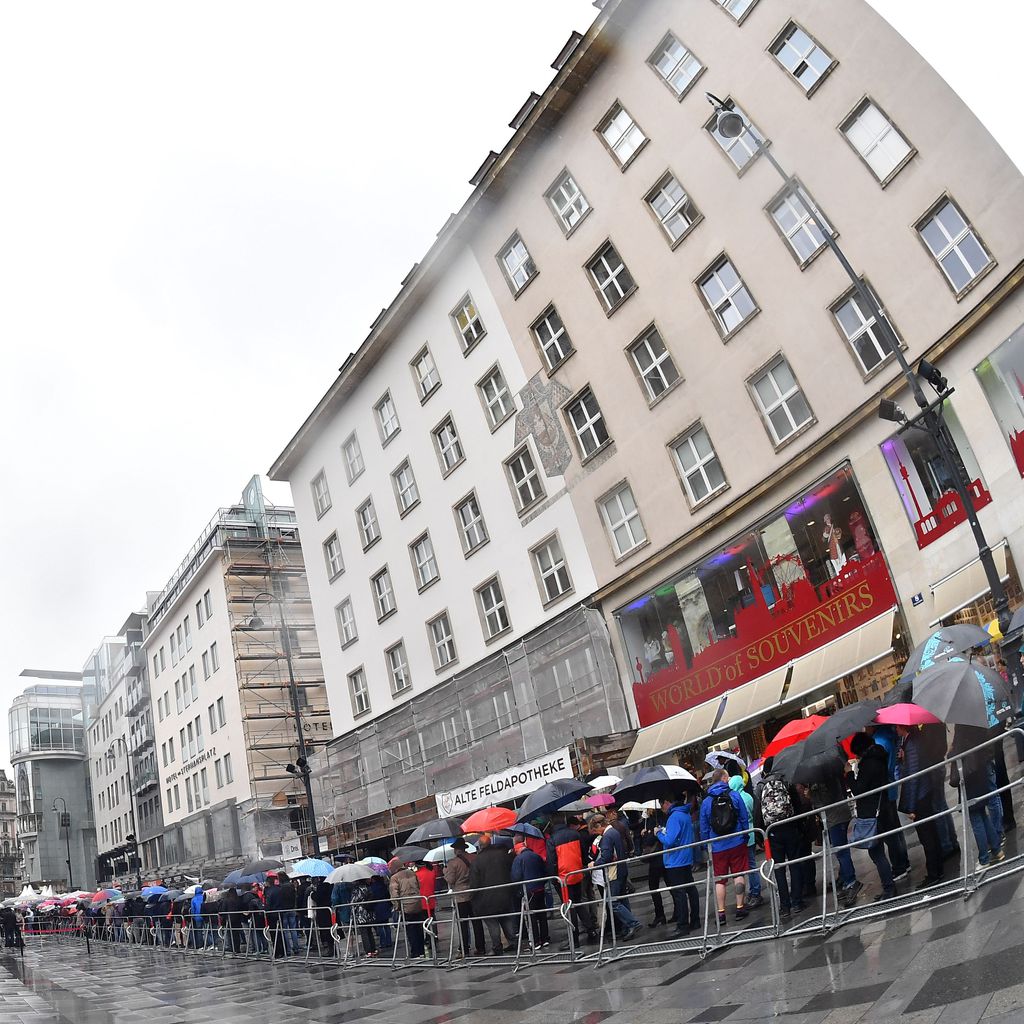 Die Schlange vor dem Stephansdom in Wien