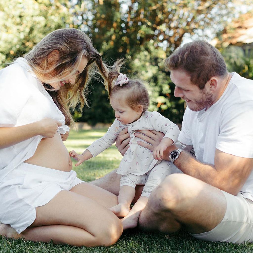 Die schwangere Tahlia Giumelli, Tom Burgess und ihre Tochter Sophie im August 2020