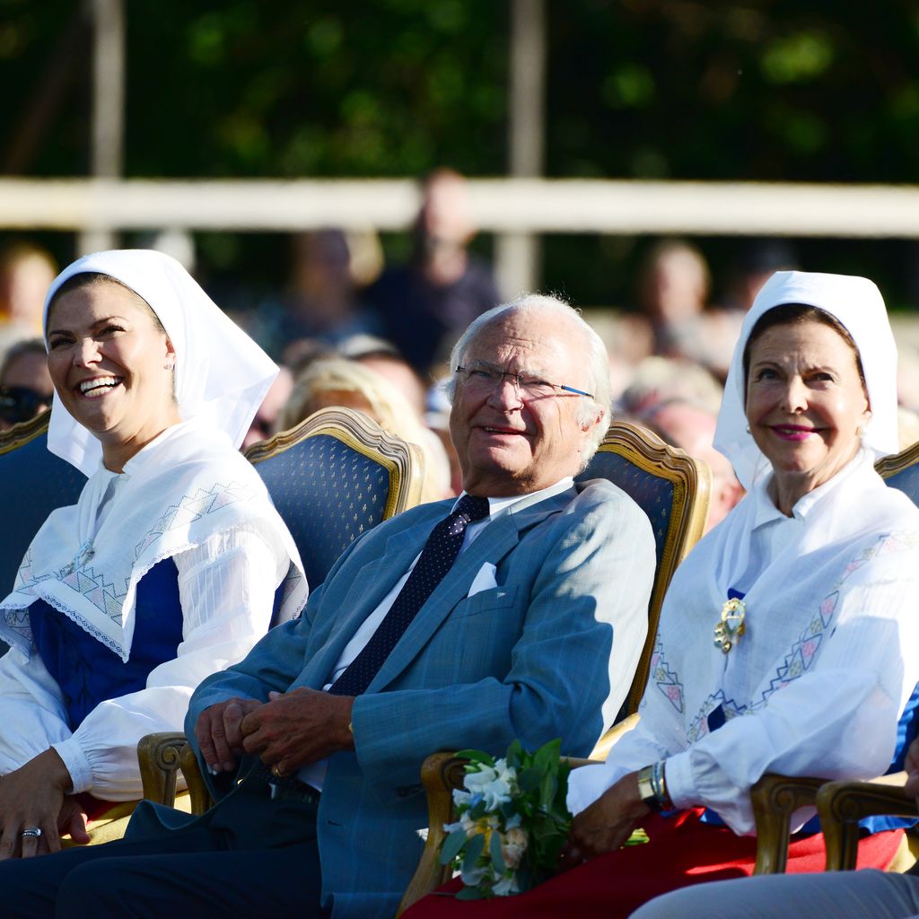 König Carl Gustaf mit seiner Frau Königin Silvia und ihren Kindern Prinzessin Victoria und Prinz Car