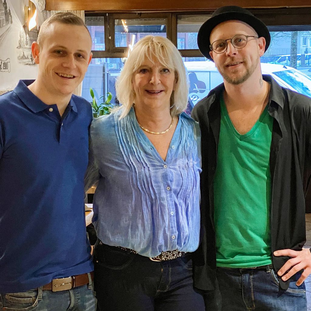 Die "Schwiegertochter gesucht"-Kandidaten Ben und Mike zusammen mit ihrer Mutter Mireille