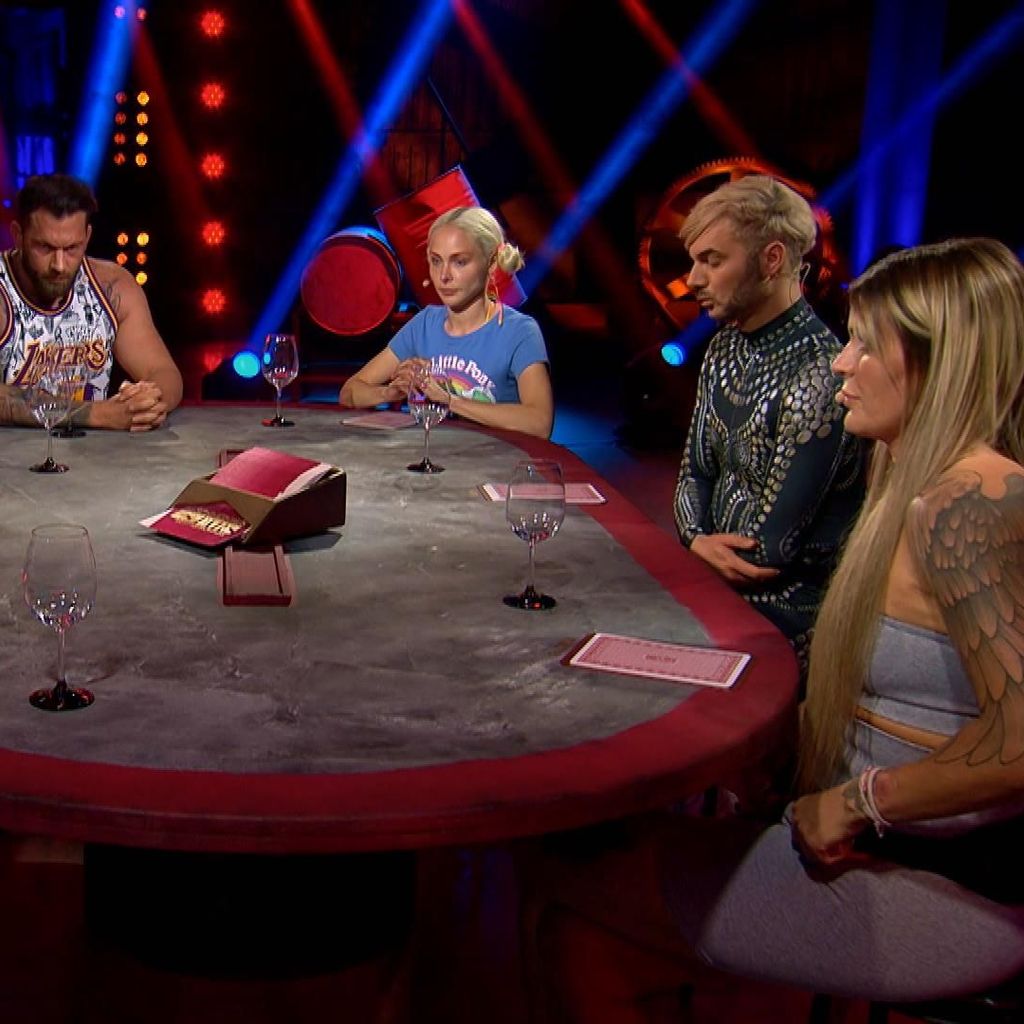 Die "Das Sommerhaus der Stars"-Kandidaten beim Spiel "Reinen Wein einschenken"