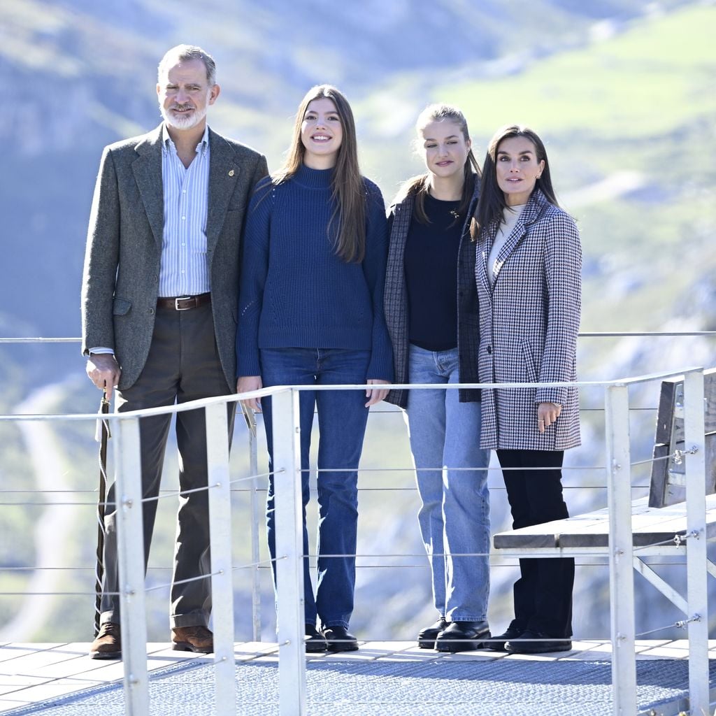 König Felipe, Prinzessin Sofía, Prinzessin Leonor und Königin Letizia bei einem Besuch in Sotres