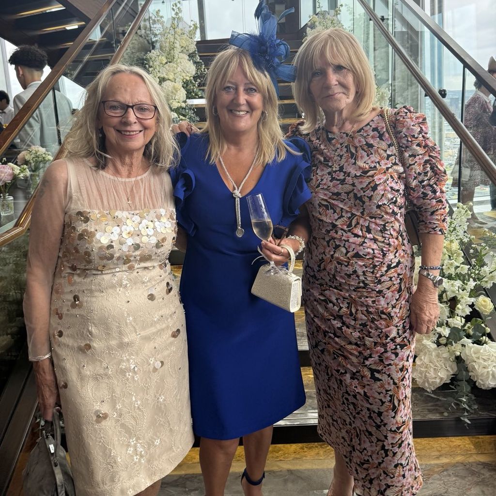 "Spice Mums" Joan Chisholm, Andrea Brown und Jackie Adams posieren auf Mel Bs Hochzeit, Juli 2025.