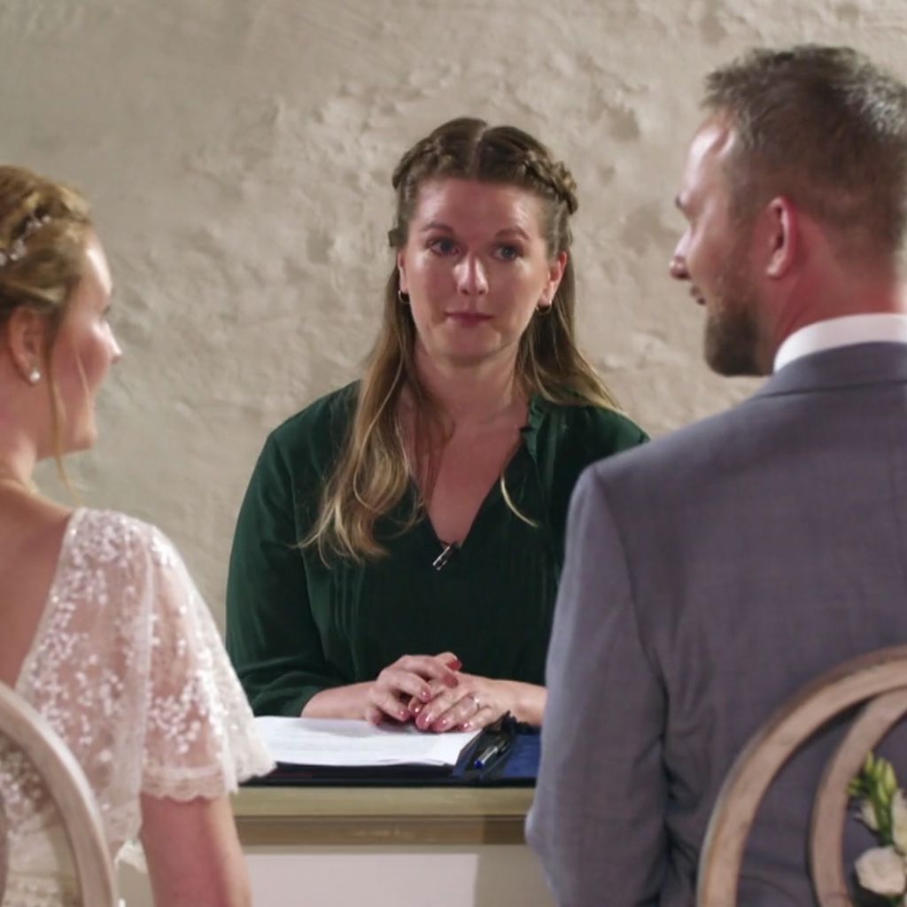 Standesbeamtin bei "Hochzeit auf den ersten Blick" 2021