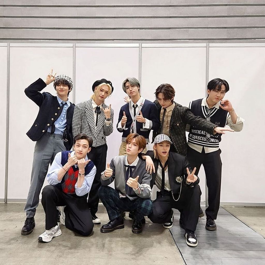 Die Stray Kids-Mitglieder I.N, Felix, Han, Lee Know, Changbin (o.) und Bang Chan, Seungmin, Hyunjin