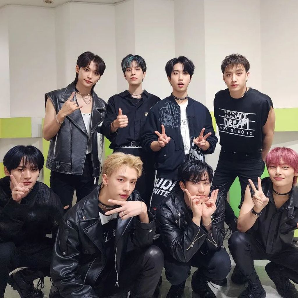 Felix, Seungmin, Han, Bang Chan (o.) und Lee Know, Hyunjin, Changbin, I.N (u.), Stray Kids